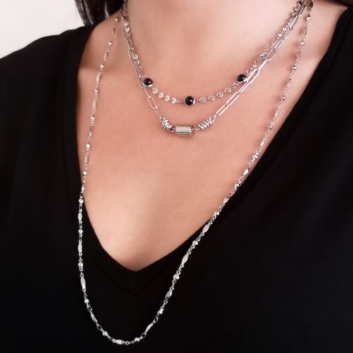 Collar de Moda Yuritzi en Acero con Detalles Cilíndricos