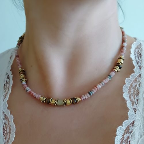 Collar de Acero Dorado y Piedra Luna Salmón Yelitza