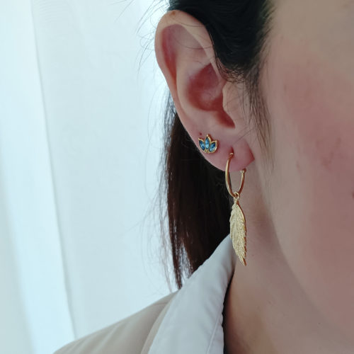 Pendiente Suelto Hela de Acero Dorado con Circonitas