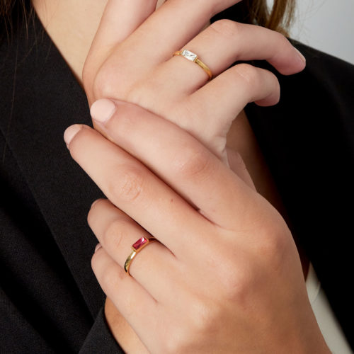 Anillo Fino Yuriko de Acero Quirúrgico Dorado con Piedra Fucsia