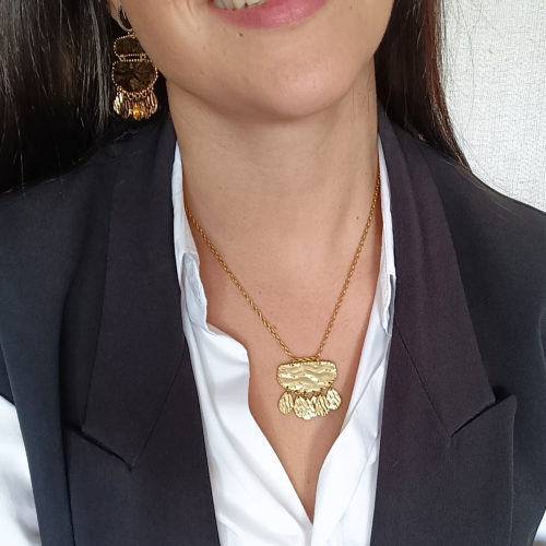 Collar de Acero Dorado con Colgante Martillado Khaleesi